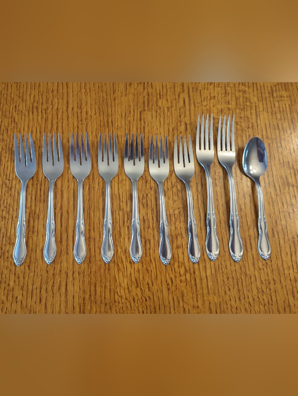 10 Oneida Homestead Stainless Flatware - 7 Salad Forks │2 Dinner Forks │1 Spoon